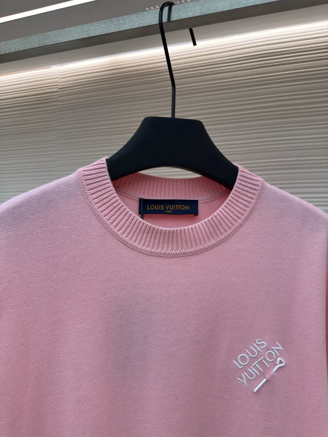 LOUIS VUITTON embroidered letter pin short sleeves ●Authentic product: Purchased and developed by 8766 ●Item number: 1680115-A50 ●Fabric: Dyeing fully combed cotton yarn weaving ●Technology: knitting ●Version: Fitted version ●Size: XS-S-M-L ●Description: Weaved using custom-woven, custom-dyed, fully combed 100% cotton yarn. A 14-needle computerized flat knitting machine is used to weave single-sided wool tissue according to the original version. The entire garment piece takes 6-7 hours per piece. The letters on the chest are sewn at a ratio of 1:1. All details are processed and finished by hand. The next operation can only be carried out after manual thread picking, knotting, inspection, and spot checks. Partial jacquard on one side requires a long time on the loom, the loss variables are unstable, and the scrap rate is high; especially for customized dyeing according to the Y version, to distinguish the wrong color and the big head version on the market. The overall wiring is straight and delicate, the fabric is comfortable and soft, and the color is consistent without color difference. It can be matched with the same style to create a fashionable look and control various occasions. Customized accessories, complete with three standards, same style for men and women!